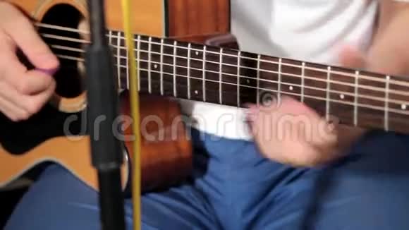 在音乐工作室弹吉他的男人视频的预览图