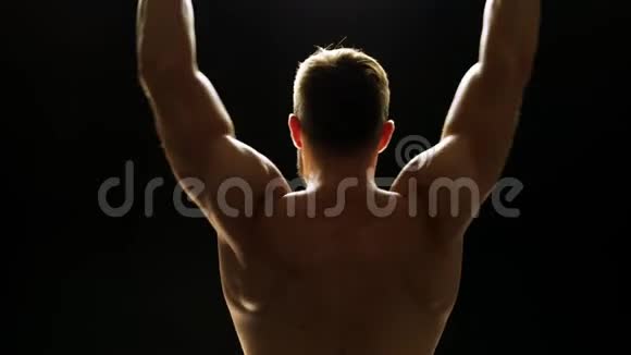 后视健美运动员举起哑铃视频的预览图