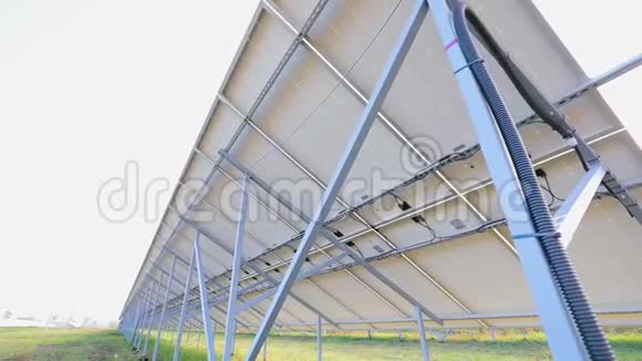 太阳能电池板的底部视图太阳能电池板的背面太阳能电池板装置视频的预览图