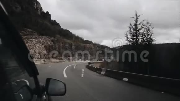 在美丽的山区一辆汽车沿着弯曲的公路行驶视频的预览图