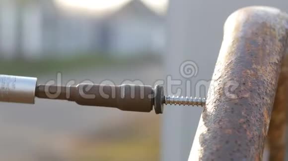 铁用手动螺丝刀拧成钢管视频的预览图