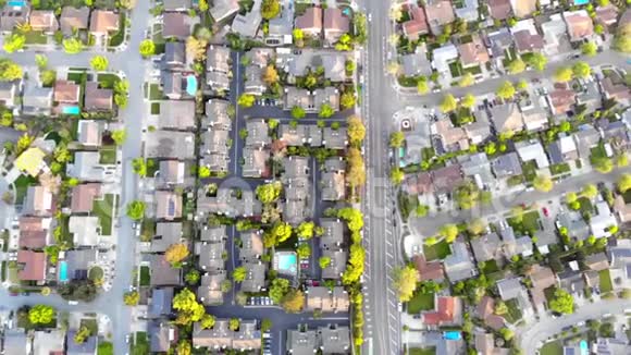 春天住宅的鸟瞰图美国社区郊区房地产无人机拍摄日落阳光视频的预览图