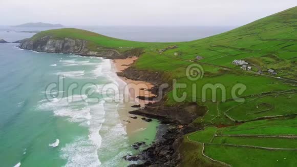 世界上最美丽的海湾爱尔兰邓莫尔海德海湾鸟瞰图视频的预览图