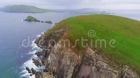 飞越爱尔兰西海岸丁乐半岛敦莫尔上空视频的预览图