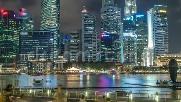 夜晚观赏新加坡商业区摩天大楼水反射时间推移视频的预览图