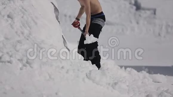 滑雪胜地戴墨镜的无名男子加雪用铲子在斜坡上淋浴山脉晴天视频的预览图