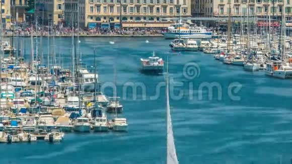游艇和汽艇离开马赛维约港繁忙的水上交通时间视频的预览图