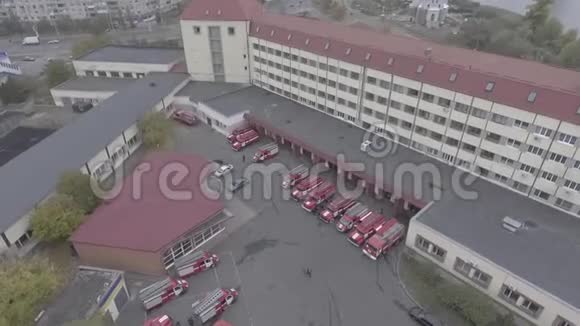 春季晴天消防站屋顶下一排特殊运输空中景观视频的预览图