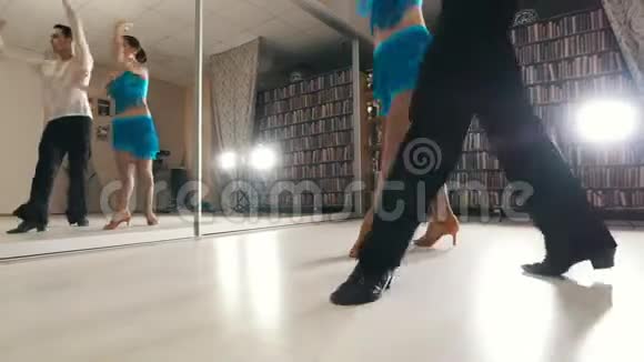 年轻美丽的男女在工作室里穿着服装跳舞和练习拉丁美洲舞蹈专注于脚视频的预览图