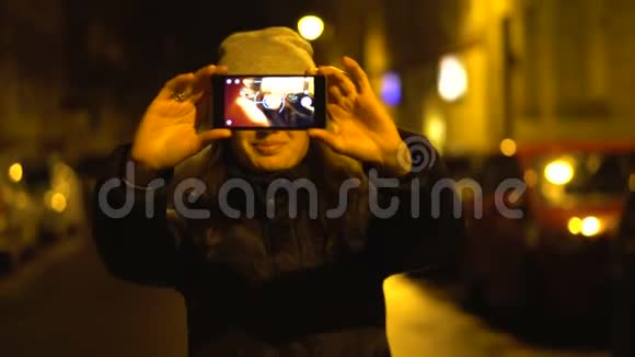 女孩正在街上的一个城市拍一张自拍照片视频的预览图