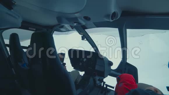 一架直升机在雪山上空飞行视频的预览图