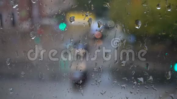 秋天的雨滴滚滚从窗外眺望视频的预览图