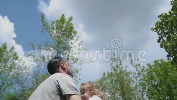 公园里的幸福家庭视频的预览图