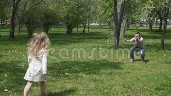 公园里的幸福家庭视频的预览图