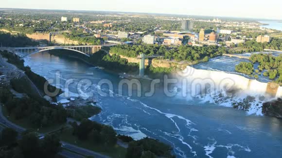 美国瀑布和彩虹桥的空中延时4K视频的预览图