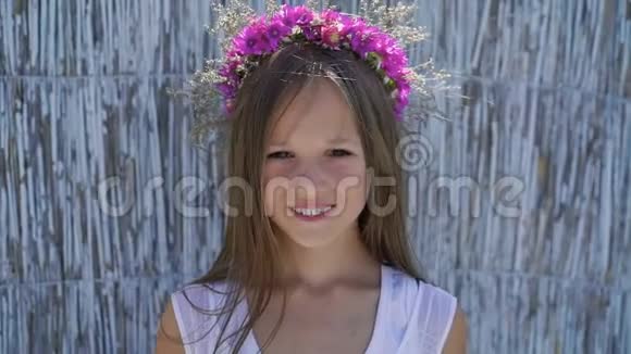 快乐微笑的小女孩的肖像站在背景上慢慢地视频的预览图