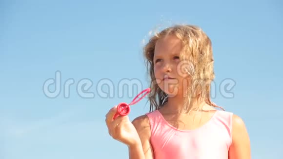 小女孩肥皂泡夏天的天空视频的预览图