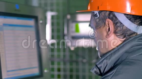 工程师在工业工厂看电脑屏幕4K视频的预览图