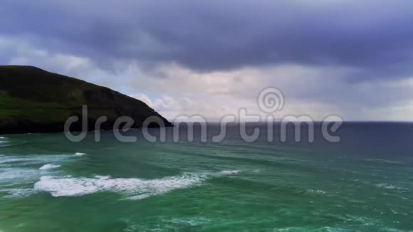 爱尔兰西海岸的壮观天空视频的预览图