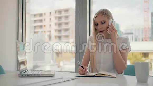 严肃的女人在灯光办公室工作优雅的现代商务女性手提电脑和长桌上的文件视频的预览图