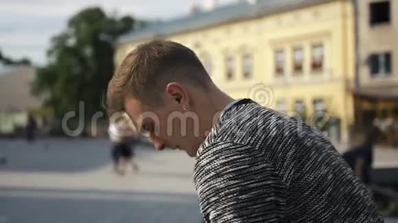 疲惫的年轻人走在街上视频的预览图