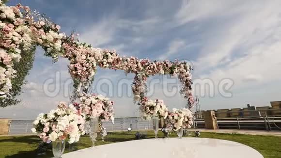 结婚典礼婚礼的地点装饰着许多鲜花婚礼抚养费的地点视频的预览图
