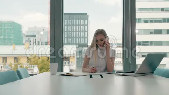 严肃的女人在灯光办公室工作优雅的现代女商人手提电脑和长桌上的文件视频的预览图