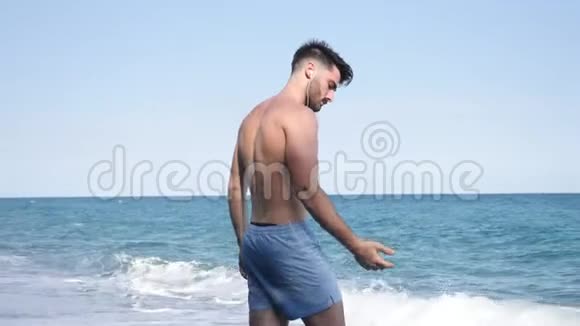 一个年轻人独自在海滩上散步视频的预览图