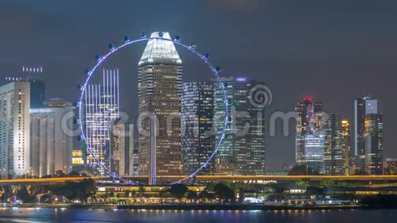 新加坡天际线与著名的新加坡轮在夜间时间推移视频的预览图