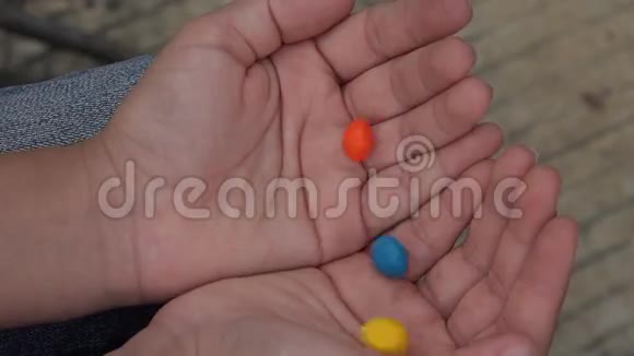 带糖果的女孩糖果糖视频的预览图
