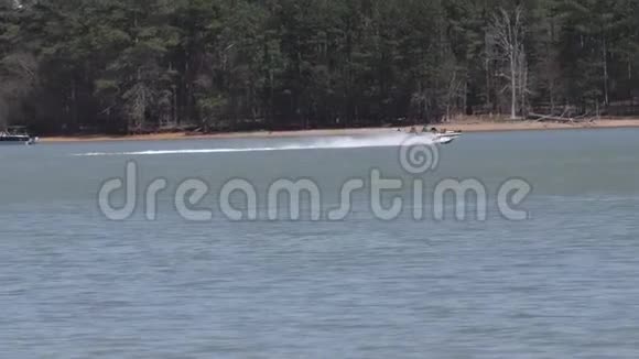 佐治亚州阿拉图纳湖一艘快艇在阿拉图纳湖上空盘旋视频的预览图