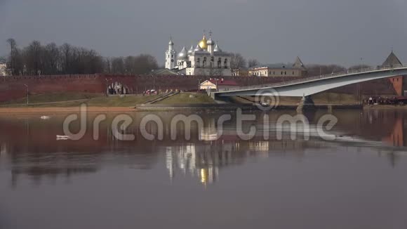 伏尔科夫河在诺夫哥罗德克里姆林宫的墙壁在一个多云的四月天俄罗斯视频的预览图