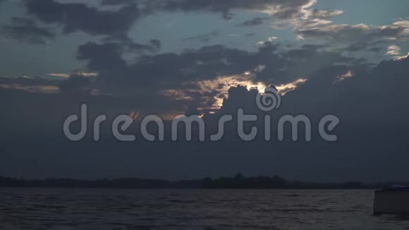 傍晚美丽的河景视频的预览图