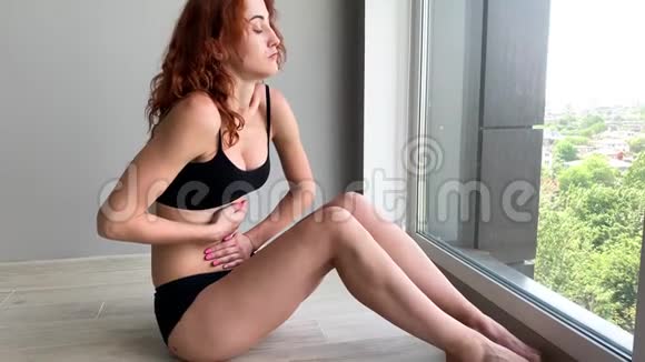 月经疼痛女人身体感觉腹痛身体痉挛视频的预览图