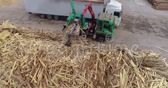 一辆装有机械手的卡车将木柴装入碎纸机中用作木柴一辆装有生物燃料的卡车生物燃料视频的预览图