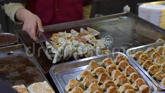 特写慢镜头拍摄了许多东方街头食物在一条步行街游中国概念外来食物视频的预览图