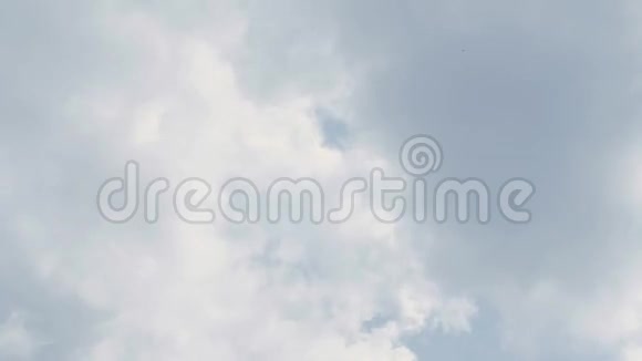 飞机带着云彩在天空中飞翔视频的预览图