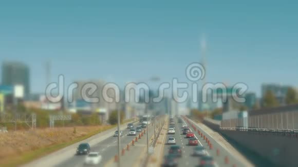 进入大都市城市的交通视频的预览图