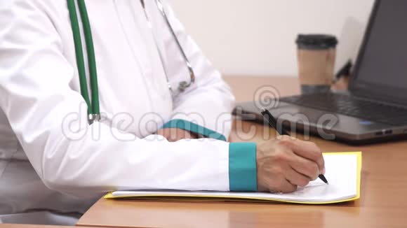 关闭一名女医生微笑着在工作中填写医疗文件视频的预览图