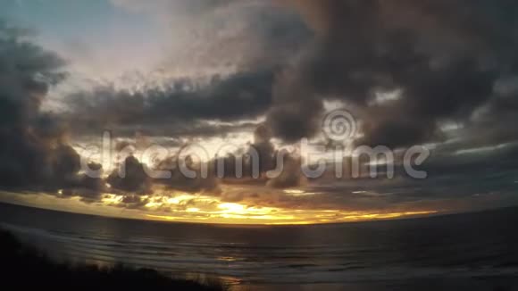 时间推移巴厘岛的日落海洋之上视频的预览图