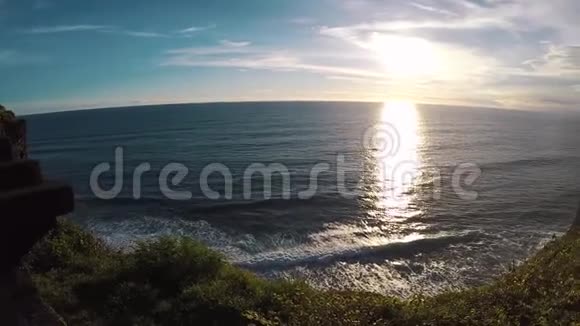 日落时印度洋从悬崖上观看印度尼西亚巴厘Uluwatu视频的预览图