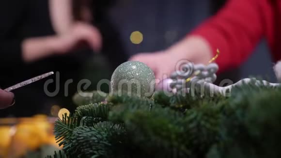 为庆祝圣诞节和新年做准备女孩们用球和玩具装饰圣诞树节日视频的预览图