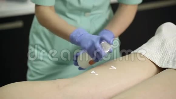 美容师在脱毛手术后给患者脚涂上霜视频的预览图