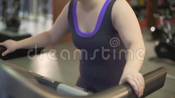 超重女士心脏疼痛呼吸困难跑步机锻炼视频的预览图