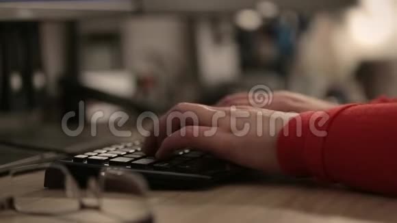 女人在电脑键盘上打字视频的预览图