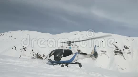 直升机起飞低空飞过地面视频的预览图