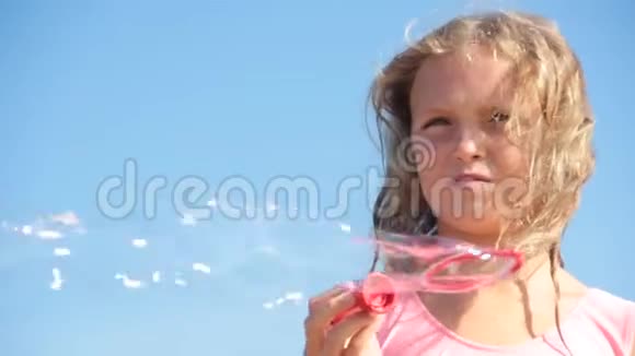 小女孩夏日肥皂泡自由视频的预览图