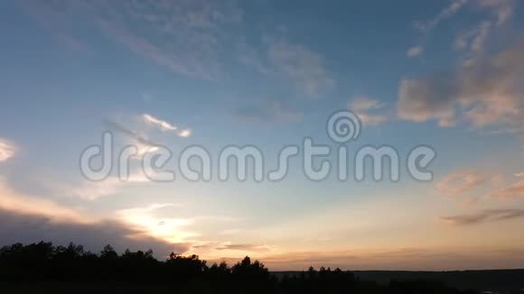 乌云中的日落视频的预览图