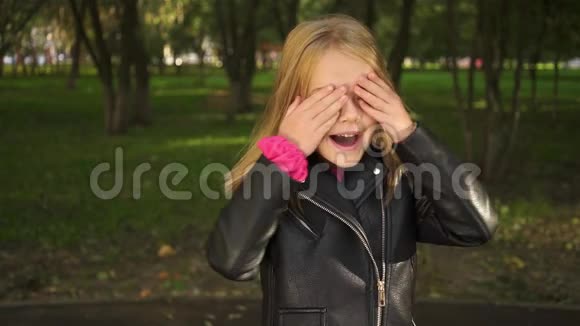 小女孩用双手闭上眼睛睁开眼睛视频的预览图
