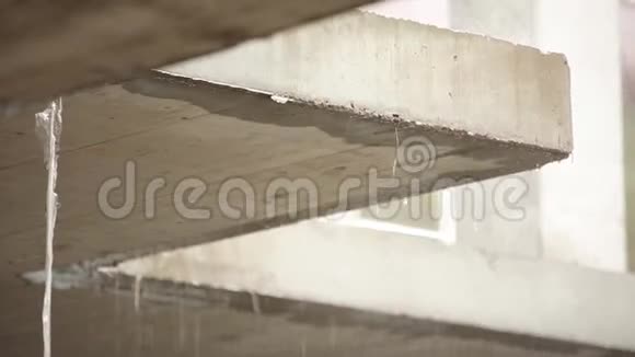 水滴在水坑里的混凝土建筑上视频的预览图